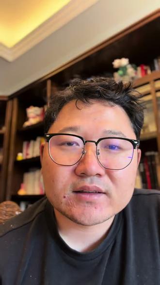原来善良真的会循环,你曾被照亮,就会去照亮别人 2022年5月,
高速上,一位素不相识的大哥帮助了我,给他发了一条信息:我想成为像你一样的人。
整整四年后的同一个月,
我帮了一位没电的外卖小哥。
那一刻我看到一个把风雨挡在门外的男人,
也看到了四年前,那个被大哥帮助的自己。
善意就是这样流动的。
今天,我把它递到了下一个人手里。
历史没有重演,但善意完成了闭环。
谢谢您,大哥。
我已经成为那个会为别人停下的人了。
#传递善良传递爱 #四年之约 #善意的闭环 #陌生人的温暖 #外卖小哥