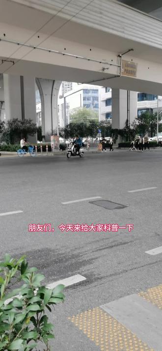 #电动车新国标 #电动车维修 #武汉电动车 朋友们,今天来给大家科普一下电动自行车新国标相关的重要知识。很多人可能不太清楚,从2025年9月1日以后,所有新生产的电动自行车都必须符合新国标要求啦。这就好比咱们去超市买食品,得符合食品安全标准一样,电动自行车也得符合新国标这个“标准”。
新国标电动车实施以后,旧国标电动车会不会影响你骑车呢?答案是不会影响你继续使用旧国标电动车,旧国国标电动车只要你是合法的,可以继续使用,武汉市在电动车新国标实施之前,给了很人性化的政策,在销售方面新国标还额外给了一个“缓冲期”。2025年8月31日及之前按照旧标准生产的车辆,有3个月的销售过渡期,允许销售至2025年11月30日。这就像是商家清库存,在这3个月里可以把之前按旧标准生产的车卖出去。
那为什么要有新国标呢?其实啊,新国标是为了咱们骑行更安全。就像给咱们的出行上了一道“保险锁”。新国标对电动自行车的各项参数都有更严格的规定,比如车速、重量、电池等方面,能让咱们骑得更放心。
大家想想,如果没有新国标,市场上的电动自行车质量参差不齐,就可能会有一些安全隐患,就像马路上开着一些“问题车”,多危险呐。
家人们,你们觉得新国标对咱们的出行会有哪些具体的影响呢?在评论区说说你们的看法吧。