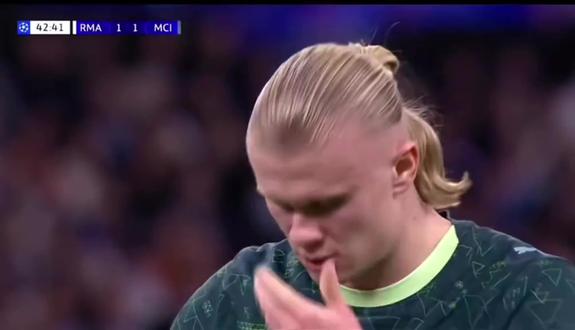 阿隆索甩脸离场!吕迪格“卧底”实锤吕迪格抱摔哈兰德送曼城点球助其在伯纳乌2-1逆转皇马自己还染黄真不愧是倒龙派队长本场比赛皇马攻防全面崩溃球队踢的毫无章法阿隆索估计也是知道被做局了赛后直接返回更衣室
#实况足球手游 #易球成名计划 #实况足球online #皇马 #吕迪格