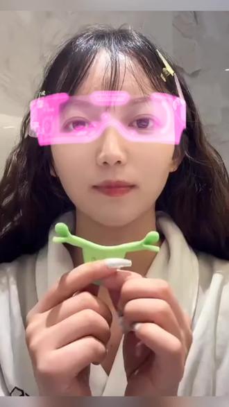 天生“苦瓜脸臭脸”女孩的救星来了!
以前总被说"看起来很难接近"
拍照时永远只有僵硬的嘴角
直到试了这个女明星都在偷偷用的微笑练习器
终于get了自然笑容的秘诀
【我的改变日记】
第一周:
面部肌肉酸到怀疑人生
但照镜子发现法令纹变浅了
第二周:
同事突然问我是不是恋爱了
"最近感觉你变得爱笑了"
一个月后:
闺蜜偷拍我的侧脸
居然有了自然的微笑弧度
【真实使用感受】
食品级硅胶材质很安心
现在终于明白为什么女明星
笑起来都那么自然好看
原来都是练出来的!
#表情管理#种草好物 #好物推荐🔥 #明星同款 #变美