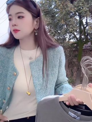 时尚#穿搭 修身短款半高领半袖上衣美式辣妹正肩短袖T恤#面料柔软舒适 #谁穿谁好看 #美出高级感 #爆款热卖中 @DOU+小助手 @DOU+好生意 @DOU+上热门