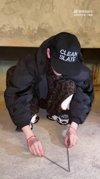 在情人节这天用仙女棒摆心形,我们丁哥真的很浪漫.#丁程鑫 #安利丁程鑫 #双向奔赴