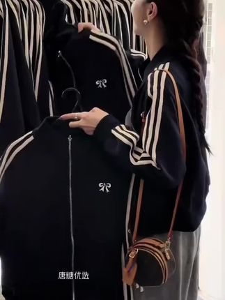 早秋韩系穿搭三条杠短外套 春秋款小个子巨好看的开衫夹克上衣#短款外套#面料柔软舒适#洋气减龄#遮肉显瘦#韩系穿搭