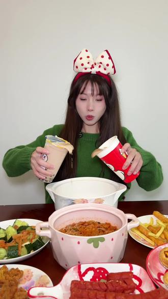 新概念春节之00后挑战年夜饭,六菜一汤谁想吃?#乐堡在过一种很新的年 #乐堡新概念春节 #抖音年味争霸赛#邪修派