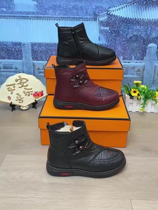 我自己留了一双这个鞋,软底软面穿上去很舒服很舒服,居家外出都可以穿。#妈妈鞋 #加绒保暖