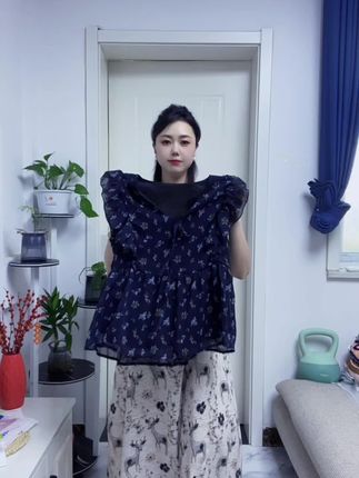 超洋气的一款小短袖,雪纺面料轻薄透气不闷热,木耳边小飞袖的设计遮副乳,洋气又百搭#遮肉显瘦 #碎花衬衫