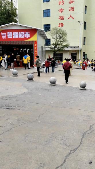 #校园 #放寒假 #神兽放假了 放假啦放假啦😎神兽已经出笼,各位家长准备迎接啦! (临近放学去了趟办公室,出来后学生大军已经走差不多啦🤣)