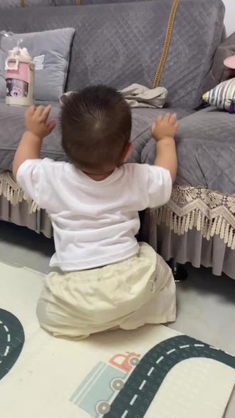 快十一月龄,#我儿能站了 终于用上这个音乐了!#居家萌娃锻炼 #尿不湿大佬站起来了 #宝宝成长记