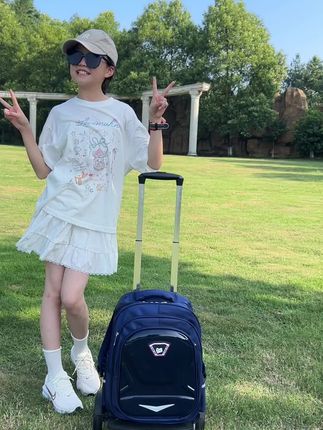 开学季孩子们都需要的拉杆书包 #拉杆书包 #书包直播 #儿童拉杆书包 静音大轮拉杆结实耐用。还能轻松爬楼梯