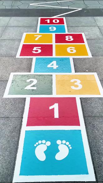 苏州地面彩绘 把小时候的游戏画地上,干净又治愈。不需要多复杂,普通的地面,也能因为一点色彩变得不一样#地面彩绘 #纯手绘 #创意彩绘 #地面跳格子 #苏州彩绘