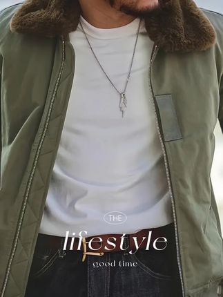 兄弟们,这件夹克真的太帅了!它是那种军绿色的飞行夹克样式,里面是加棉的,冬天穿完全没问题,特别暖和。而且它还有毛领,戴上之后显得脸很小,整个人都很精神,不管是上班还是出去玩都能穿,非常百搭。喜欢的朋友赶紧点击下方链接下单吧!库存有限,卖完就没有了!#男生穿搭 #潮牌穿搭 #夹克外套 #ootd穿搭 #流量扶持