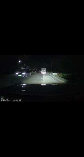 我绝不会远光跟车,也不会无故闪灯。(后车闪灯如果你没出格的驾驶行为的话有时要考虑是不是后方在提示危险!)兄弟,戾气别太重,开车上路不都是你想的那样,多来几年车你就知道很多时候没必要了!我要跟你较真怕你接不住啊。
最后吐槽下这个自动大灯经常因为货车尾灯暗,货箱大它就因为感应自己开远光