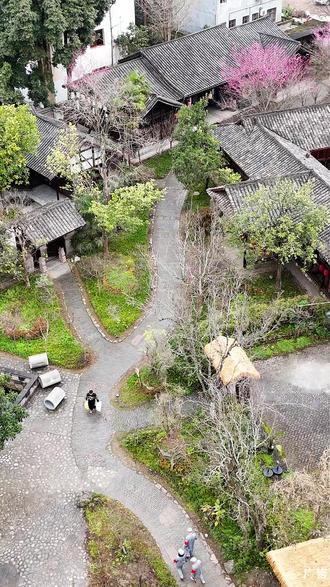 12 日至 13 日王婆现身街子古镇,用精彩演出为江湖不夜城新春助力。29.9 早鸟票大小同价,2 月 17 日 至 3 月 3 日可畅玩 4A 景区。每天 200 余场演出包含南北舞狮、水上高空自行车等 20 余种,购票参与抽奖,让新春游玩既有乐趣又有惊喜。#我的节在江湖不夜城 #街子江湖不夜城太好耍了#街子春节沉浸式新玩法 #我的人在江湖不夜城#街子古镇