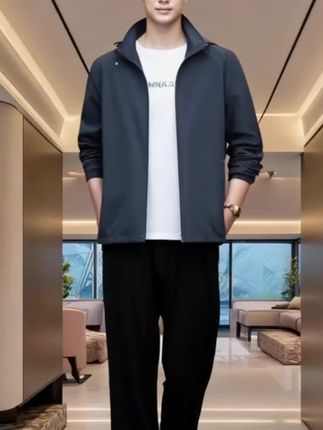 稻草人运动休闲外套 谁懂啊!终于找到一件不臃肿又抗冻的风衣 。稻草人这件把细节焊死,下雨不用慌,风大不头疼,连帽子都能按需拆卸 。穿上它走在街上,既有风度又有温度,这种宝藏外套,必须按头安利给所有怕冷还爱美的朋友 。#男士穿搭分享 #简约百搭 #外套分享 #防风衣 #休闲百搭
