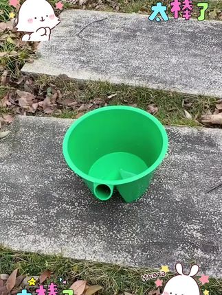 家人朋友们,是不是还在拿着老式的水瓢在水里舀水吗?快来试试这个新款牛筋水舀子吧!它采用的是熟胶加厚材质制作而成,更加结实耐用,而且还是长柄的设计,不用担心会打湿手,同时它的容量很大,可以装更多的水,让你不用频繁的去打水,特别省时省力,喜欢的朋友赶紧下单购买吧!#三农种植 #助力三农 #农民种地不容易啊 #好物推荐达人