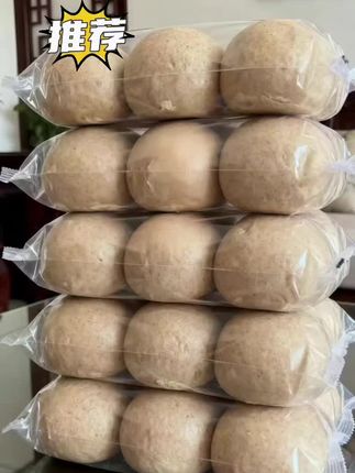 纯手工荞麦馒头来啦! 精选优质荞麦,纯手工制作,0蔗糖0脂肪,配料表干净到只有荞麦粉、水和酵母。每一口都麦香四溢,蓬松暄软又劲道,饱腹感超强。身材管理期和控糖期的家人都能吃!让健康从早餐开始! #强烈推荐#快来一起尝个鲜 #荞麦馒头 #馒头#美食不可辜负