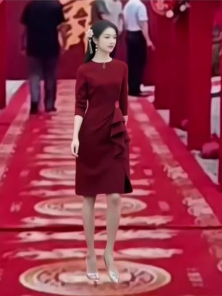 #创作灵感 酒红色连衣裙女新款高端名媛气质妈妈包臀宴会礼服裙小个子婚礼服#婚礼 #连衣裙#谁穿谁好看 #美出高级感