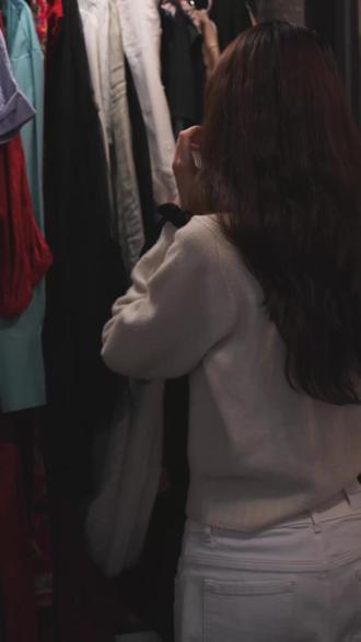 分手后的苏晚晴,会和青梅竹马许清辉在一起吗? 《错轨的星辰》梗概:十年前,农村青年陈远高考落榜后,遭受亲人、同学等冷嘲热讽,遂背井离乡到镐京读自考。面对经济压力,他找了份兼职家教谋生。在学生故意戏弄下,相识了学生另一位家教苏晚晴。
苏晚晴来自大城市,就读镐京大学法学院大二,父母是国企干部,家境优渥。
通过接触,苏晚晴发现才华横溢的陈远竟然高考落榜,正在读自考。带着好奇,她得知陈远因为高中分文理科时被迫选择了不喜欢的理科,以放弃学业作为反抗而导致落榜。苏晚晴同情陈远的遭遇,并被他的拼搏精神打动,二人从相识到相知,迅速确定恋爱关系。
两年后,通过司法考试的苏晚晴,为与陈远一同留在镐京,放弃考取燕京政法大学研究生的机会,接受本校保研名额。而顺利取得自考本科文凭的陈远,却在求职过程中屡受歧视。
苏晚晴鼓励陈远考研,而陈远执意尽快步入社会,但迫于苏晚晴考研压力,他敷衍应付,结果英语仅差一分未能过线。
陈远决定去燕京闯荡,但苏晚晴反对,提出如果他去燕京,二人就分手。
他们发生相恋以来第一次争吵后,陈远果断去了燕京,应聘到一家报社工作,能力突出,深受领导器重。
两年后,苏晚晴研究生毕业到一家律所做执业律师,因不堪律所合伙人骚扰,辞职后考上公务员,成为一名法官。
二人都到了谈婚论嫁的年龄,苏晚晴父母给其精心挑选了一个本单位里的博士生,而苏晚晴心里却装着远在燕京的陈远。
陈远此时却因坚持理想主义,在一次报道中得罪权贵,不但事业跌入低谷,同时面临生存危机。
在父母压力下,苏晚晴无奈给陈远发送了一条信息:“距离产生的不是美,是毒药。”
陈远果断辞职回到镐京,但二人见面后,苏晚晴流着眼泪提出分手,并凛然而决绝的转身离开。
望着深爱女人的背影,尽管陈远割舍不下,但还是忍痛放手。
陈远创办了一家自媒体,事业开始重新振作起来。
几年后,喜爱文学的陈远,在参加作家邹佩著作《明天更好》签售会上,遇到了前女友苏晚晴。
签售会结束后,二人故地重游,不禁回忆起往事。得知苏晚晴还未结婚,陈远这才理解苏晚晴当年分手的苦衷,以及她多年来一直默默关注着自己的事业。陈远看着眼前这个依然爱着的女人,轻声说:“晚晴,我们错过的那些年,还能补回来吗?”
苏晚晴没有回答,她看着远处飞驰的列车,嘴角泛起一丝若有若无的微笑。
“有些人,有些爱,就像这古城墙上砖,风雨过后,痕迹仍在,但能否重新垒起一座城,需要两个人的勇气。”#爱情 #分手 #初恋 #青春 #情感