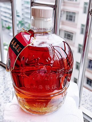 绍兴20年本色黄酒,以鉴湖水、江南糯米为魂,于陶坛中深藏八年。时光低语,静默交融。 开坛时,陈香如丝缕逸散。琥珀酒液倾注,氤氲水乡温润。入口醇厚清甜,温润从容,尽显岁月沉淀的温柔。 这八年陈酿,质朴中见真情。它承载匠人掌心的温度,浸润绍兴绵长的光阴。每一口,皆是舌尖品味的时光诗篇,是岁月流转的醇美凝结。#黄酒 #好喝不贵 #性价比 #喝酒 #原创作品