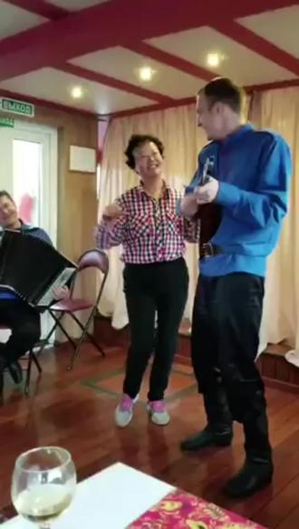 今天我们来到了俄罗斯的第二大城市圣彼得堡,现在乘船激情畅游俄罗斯的四大母亲河之一 叫涅瓦河,涅瓦河自东向西流 ,流经圣彼得堡,被誉为圣彼得堡的母亲河,是圣彼得堡市的灵魂。涅瓦河是俄罗斯很受欢迎的景点之一。我们现在在在船上载歌载舞 喝酒赏景 欢聚一堂 好热闹好开心呀!看到了很多没见过的景 走过了很多没走过的路,真是不虚此行!太有意义了。(俄罗斯的第一大城市是莫斯科,也是俄罗斯的首都,在莫斯科中有一座建筑群叫克里姆林宫殿,普京总统工作的地方,是俄罗斯的权力中心,也是中俄两国领导人见面的地方。克里姆林宫的外场叫红场 ,相当于北京天安门!)2023.8.10#记录旅游足迹 现场实拍