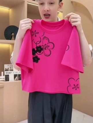 【韩哥女装】夏季玫红梅花刺绣阔版时尚圆领T恤9681
