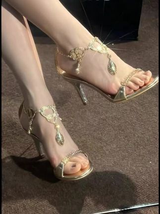 绝美心型金色水钻链条高跟凉鞋女细跟露趾百搭宴会千金风#穿出高级感 #爱了爱了 #高跟鞋穿搭 #高跟鞋控 #鞋子高跟鞋