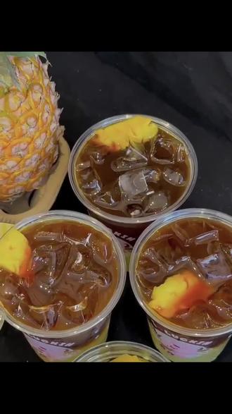 1. 春日第一口鲜,被瑞幸拿捏了🍃 钱塘龙井拿铁,春茶鲜萃遇上丝滑牛乳,清润不腻;苦瓜轻体果蔬茶,8种果蔬鲜榨,清爽解腻还健康。#瑞幸原产地鲜活季 喝春日鲜饮