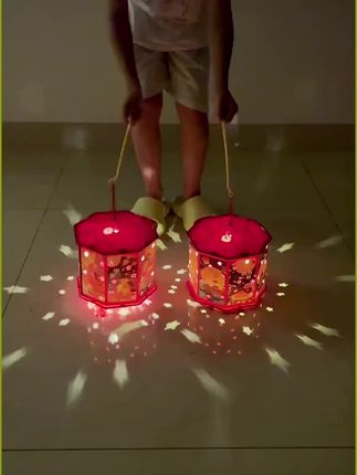 和孩子一起做这个中秋节投影灯笼,氛围感直接拉满,简单好看关键还很便宜#中秋节手工灯笼 #中秋节灯笼