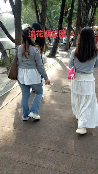 五一劳假日,岀来走走这里好多人