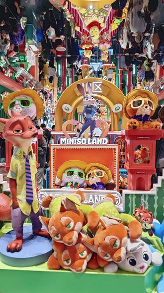 MINISO LAND新店开业 打造沉浸式IP潮玩乐园 1 月 30 日,MINISO LAND广州壹号店重磅开业,1100㎡潮玩地标正式落地广州正佳广场一楼。整体以沉浸式体验为核心,超 100 个全球热门 IP 齐聚新店 #迪士尼 #三丽鸥 #哈利・波特 #YOYO