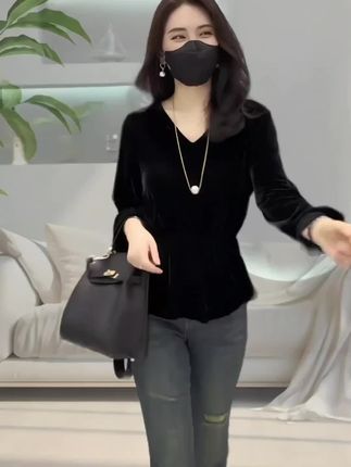 姐妹们都去穿这件丝绒修身小上衣,真的太绝了!丝绒面料手感超棒,修身版型特别显身材,可以内搭也可以单穿,不管是逛街聚会还是上班通勤都能轻松驾驭,喜欢的姐妹赶紧入手!#舒适穿搭推荐 #与众不同 #高质感服装 #只做好品质 #独一无二 @衣香情缘(好物在橱窗)