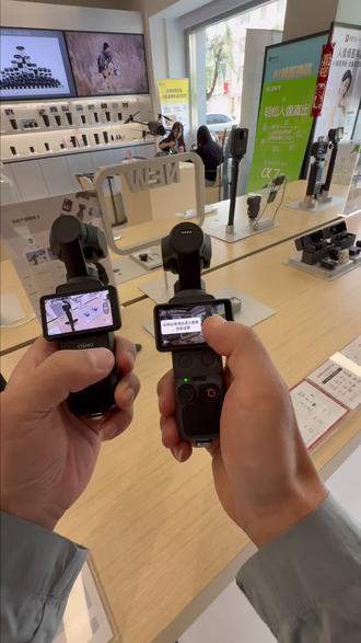 大疆pocket4颜色更还原,画质提升不大,但全能套装的补光灯和麦克风非常实用,实体店有现货,且可以原价购买