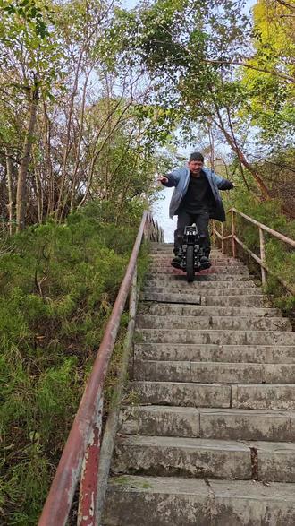 骑山猫s爬楼梯 骑山猫s全地形越野独轮车爬楼梯,#户外徒步爬山 #户外徒步 #这才是真正的爬山 #骑行生活 #这是一种很新的爬山方式