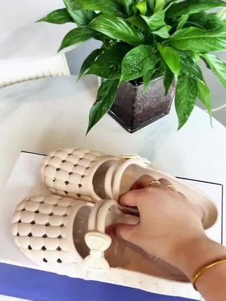 女人穿裙子不要再搭小白鞋了,这双夏季凉鞋,舒适好穿,透气不闷脚,软底又软面。#夏季凉鞋 #防滑耐磨