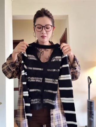 辣妹蕾丝后背微透拼接条纹针织开衫女春秋季纯欲V领毛衣修身上衣#辣妹穿搭 #春秋穿搭 #针织衫 #修身显瘦 #女神必备