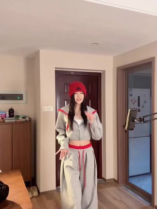 Two Million/辣妹松弛大兜帽短款卫衣+打褶直筒宽松抽绳卫裤套装#穿搭穿搭 #裙子长版连衣裙 #舞蹈穿搭 #今日穿搭 #拍照姿势