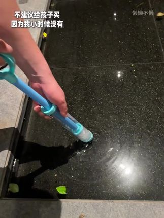 再也不用自制烟花水枪啦,夏天就要玩水呀#爱玩水的小朋友 #烟花水枪#水枪大战 #我捡到宝了 #戏水玩具