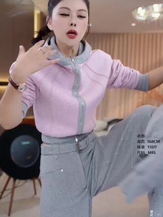 楚楚君元气外套:连帽两面穿设计,一件解锁N种百搭造型,通勤休闲都适配,连帽显活力,两面穿省衣钱,百搭属性焊在身上#强烈推荐 #上衣穿搭 #淘到宝的快乐谁懂啊#秋冬穿搭和饰品搭配来了 #我要上热门🔥 @DOU+上热门