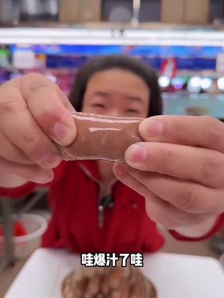 爆汁纯肉肠,嘉之派研发的一定没错! #嘉之派 #嘉之派黑猪肉烤肠 #黑猪肉烤肠做法 #美食