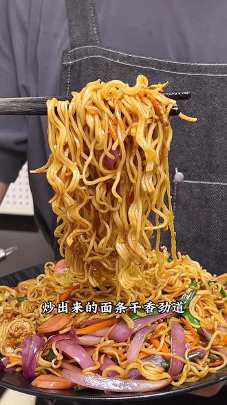 以后想吃炒面了,你就像我这样在家做,就几分钟的时间,炒出来的面条干香劲道特别好吃#炒面#大碗面