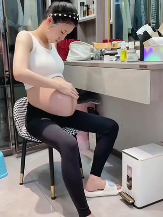 一胎二胎都在穿这款#鲨鱼裤,弹力超大,不勒肚子不勒腿,而且还不掉裆,关键随便搭个上衣都好看,真心不错!#孕妇裤#孕期穿搭 #孕妇鲨鱼裤