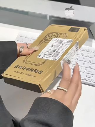 看我抢到的不沾衣服不沾灰的肤感磨砂壳,久用不发黄还配戴镜头膜,高级感满满秒变17~#高级感 #这个手机壳真的长在我心巴上了 #磁吸手机壳 #学生党必备 #苹果17