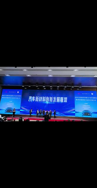 你要记住:黄金在震荡中逐步抬高底部,目前市场分为两派,专业机构预判,2026可能会涨到1500-1700;普通人都希望黄金跌到500以下。机构预测基于对经济和大环境的分析,普通人完全是情绪的释放。
随着黄金价格的逐步推高,正在远离普通人,所以释放一下自己的情绪可以理解。我前面说过,认知很重要,一般人有种习惯就是买涨不买跌,现在黄金的涨幅已经远远超出普通人的认知,所以越来越多的人寄希望于黄金出现暴跌。我想提醒大家,黄金不是"一夜暴富"的工具,而是资产配置的"压舱石"。理性买进,把握长期趋势,比你天天幻想暴跌更现实!#工作日常#认知#认知思维#认知觉醒#困住你的从来不是别人而是你自己#继续教育