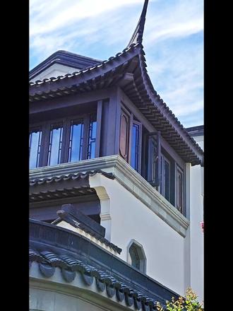 仿古门窗:美学与风水的完美结合 中国传统风水讲究“藏风聚气”,而门窗正是房子的纳气之口。
仿古门窗的对称、圆方与花格,不只是造型,更是一种东方美学与风水哲学。
风宜缓,光宜柔,气宜和。
好的门窗,既能纳自然之气,也能稳家宅之气。
——仿古门窗,是美,是韵,也是风水。#铝代木仿古构件 #中式庭院
#庭院设计 #古建门窗厂家#工厂直发