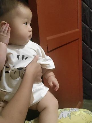 胖娃娃的小手,呆萌可爱!#助手抖音 #记录成长过程 #萌娃搞笑日常 #萌宝宝 #萌宝来袭 @DOU+上热门 @裕达家电(闹饭公公小闺女) @小史店裕达家电