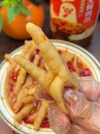 吃过这款无骨鸡爪吗?它肉质饱满,非常有嚼劲。我又回购了两罐这个无骨鸡爪,一罐是蒜香味的,一罐是柠檬味的,满满一大罐,足足有两斤重。它是开袋即食的,而且不用吐骨头。特别适合我们这种懒人吃货,吃起来特别方便。蒜香味浓郁,酸辣爽口,非常入味,怎么吃都不腻,一口一个根本停不下来#好吃到爆