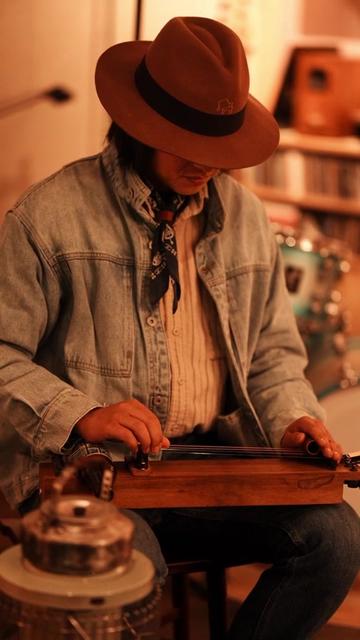 Lost Highway,只活了29岁的Hank williams,乡村乐的骨干成员,1949年的作品,直接影响了BobDylan,Johnny Cash,猫王等。
#乡村乐 #英文歌 #欧美歌曲#吉他弹唱#复古穿搭