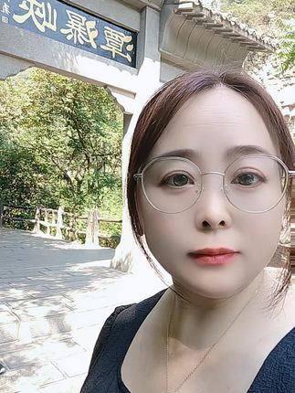 不知不觉到了靠钱说话的年纪，不诉苦，不言难，努力赚钱，好好生活，用自己的光，照亮自己的路，成年人的崩溃不需要观众，人类的悲喜并不相通，这个世界并没有感同身受，不攀比，不强求，种自己的花，结自己的苦，忙而有度，闲而有趣，在平平淡淡的琐碎日子里，学会用自己喜欢的方式取悦自己，不是生活有意思，而且你热爱生活才有意思….