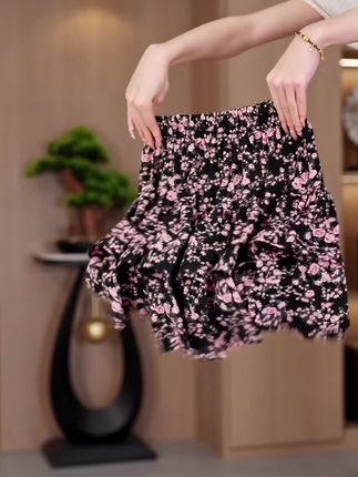 时尚减龄,清凉透气,炎炎夏日,清凉一夏的防走光碎花小短裙! #夏天该有的样子 #夏季穿搭 #清凉一夏 #面料丝滑凉爽 #碎花短裙