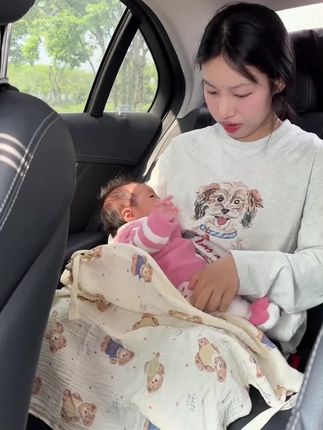 带娃出门总是找不到母婴室,娃饿的嗷嗷哭,真是着急,后来才刷到原来还有这么方便的哺乳巾,这样出去真是太方便了,随时随地都可以喂孩子,也不用担心孩子饿的哇哇哭了,在母婴室也可以用喂奶也不用尴尬#带娃出门 #哺乳巾 #母婴好物 #哺乳巾随时随地都可以喂宝宝